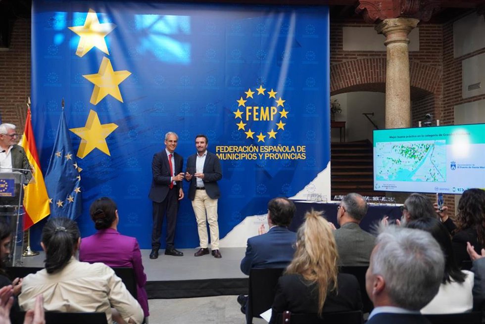Recogida del premio a El Puerto Funciona.