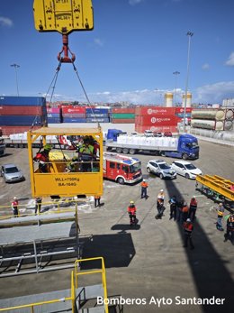 Herido tras caer a un barco atracado en el Puerto de Santander