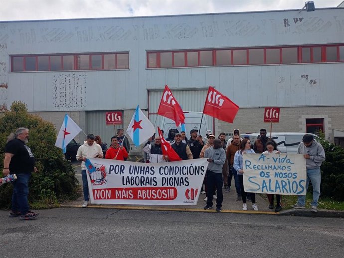 Concentración de los trabajadores delante de la empresa, a inicios de mayo.