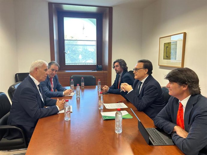 El presidente de Cooperativas Agro-alimentarias de Andalucía, , Fulgencio Torres, y su director general, Jaime Martínez-Conradi Álamo, reunidos con el consejero de Universidad, Investigación e Innovación, José Carlos Gómez Villamandos.