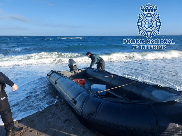 Archivo - Narcolancha intervenida en La Línea de la Concepción en una imagen de archivo.