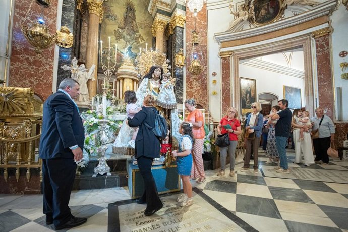 Prop de 29.000 devots de la Verge dels Desemparats van participar en el Besamans públic a la Patrona