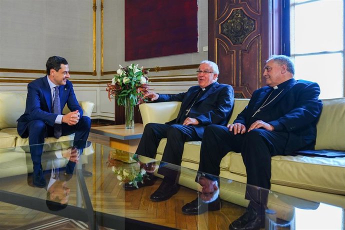 El presidente de la Junta de Andalucía, Juanma Moreno, (i) el arzobispos de Sevilla, José Ángel Saiz Meneses (2d) y de Granada, José María Gil Tamayo (d) durante el encuentro mantenido el día de hoy. A 22 de mayo de 2025 en Sevilla, Andalucía (España). El