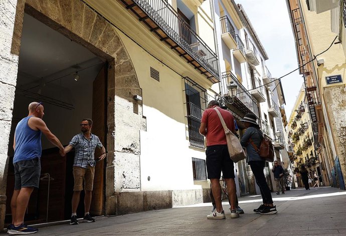 Archivo - Varios turistas recorren la ciudad, a 28 de mayo de 2024, en Valencia, Comunidad Valenciana (España). 