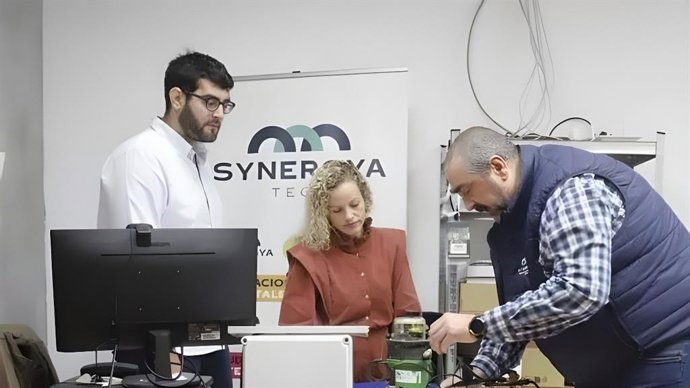 Técnicos trabajando en el proyecto Aquadomus.