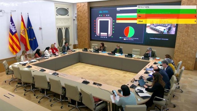 Momento de una de las votaciones en la Comisión de Educación y Universidades del Parlament.