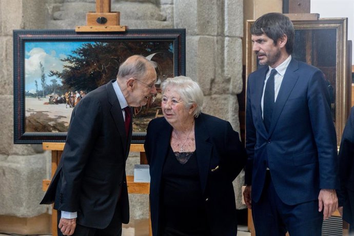 (I-D) El presidente del Patronato del Museo Nacional del Prado, Javier Solana; nieta del primer alcalde Republicano de Madrid, Pedro Rico y el ministro de Cultura, Ernest Urtasun, durante el acto de restitución de obras incautadas durante la Guerra Civil 