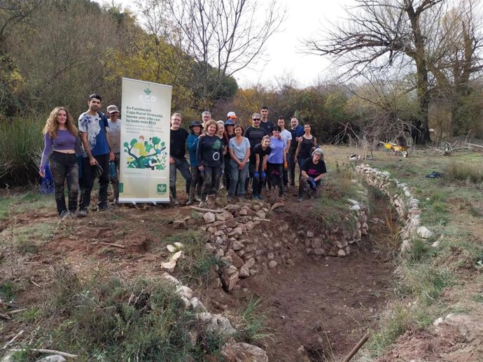 Actividad del programa de voluntariado Eco Días de la Fundación Caja Rural en las acequias del río Fardes, en imagen de archivo