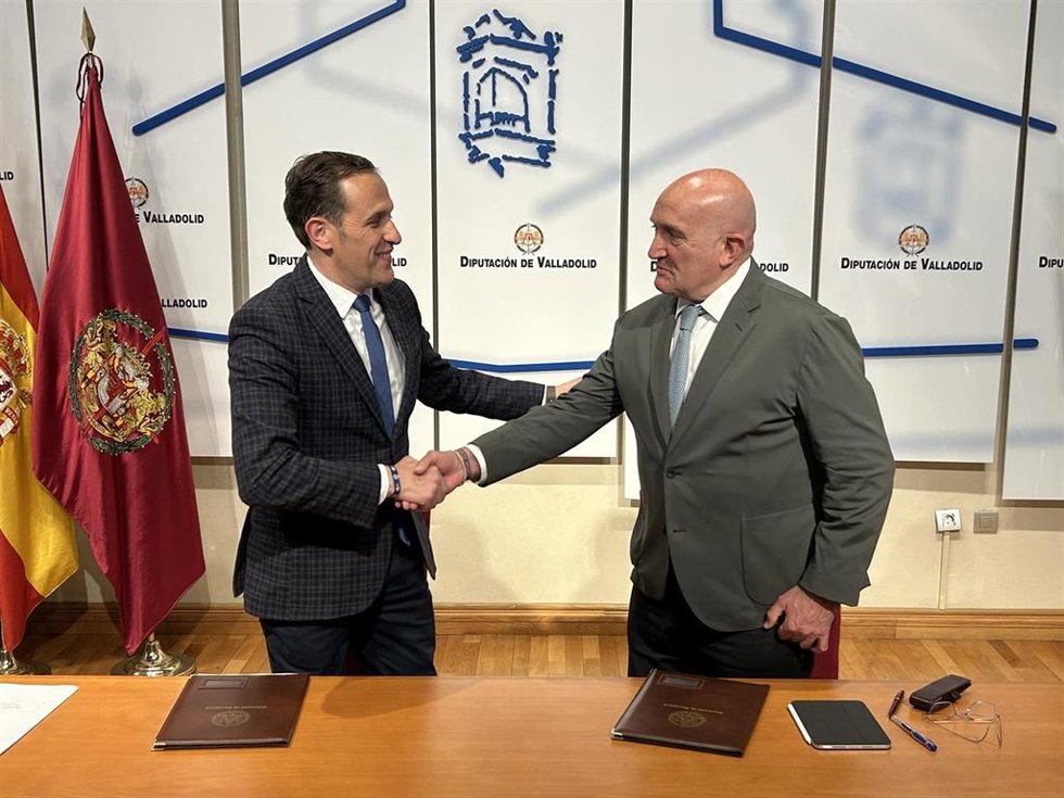 El presidente de la Diputación de Valladolid, Conrado Íscar, y el alcalde de la capital, Jesús Julio Carnero, se saludan tras la firma del protocolo para el V Centenario del Nacimiento de Felipe II.