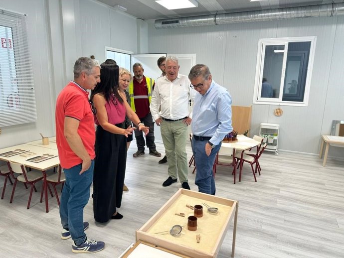 Osé Antonio Rovira visita las aulas prefabricadas que acogerán desde este viernes al alumnado de Infantil del CEIP l’Horta de Paiporta