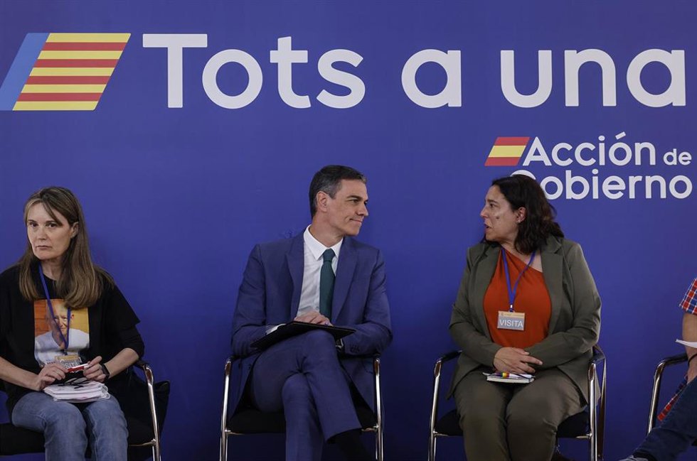 El presidente del Gobierno, Pedro Sánchez, durante una reunión con representantes de la Asociación de Damnificados por la DANA de L'Horta Sud, la Asociación de Víctimas Mortales DANA 29-O y la Associació Víctimes de la DANA 29 doctubre