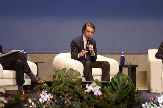 El expresidente de España, José María Aznar, participa en el primer panel del VI Encuentro Ciudadano de la Fundación Libertad y Desarrollo que se celebra en el Teatro Campoamor de Oviedo.