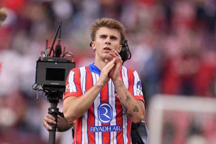 Archivo - Pablo Barrios of Atletico de Madrid greets the supporters during the Spanish League, LaLiga EA Sports, football match played between Sevilla FC and Atletico de Madrid at Ramon Sanchez Pizjuan stadium on April 06, 2025, in Madrid, Spain.