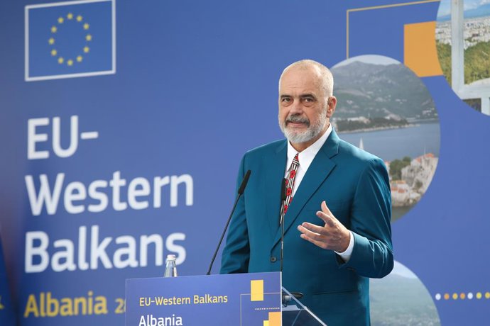 Archivo - (210929) -- TIRANA, 29 de setembro de 2021 (Xinhua) -- O primeiro-ministro da Albânia, Edi Rama, fala durante uma coletiva de imprensa conjunta com a presidente da Comissão Europeia, Ursula von der Leyen, em Tirana, Albânia, em 28 de setembro de