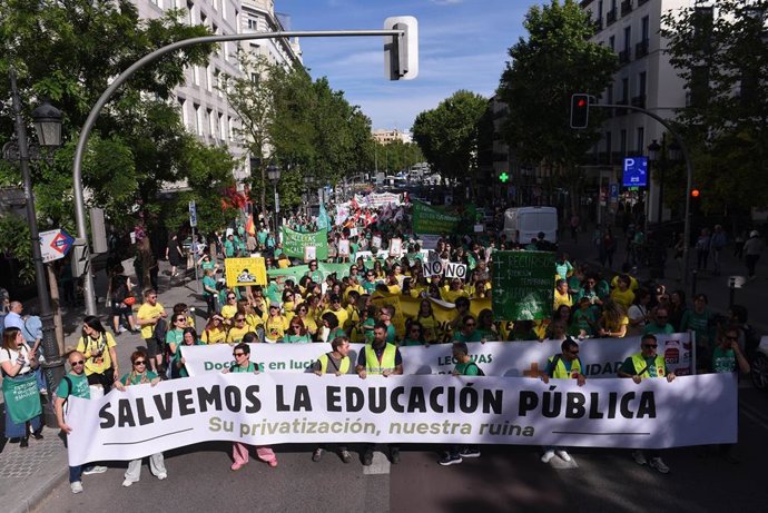 Decenas de personas durante la manifestación bajo el lema 'Salvemos la educación pública', en Atocha, a 22 de mayo de 2025, en Madrid (España). 