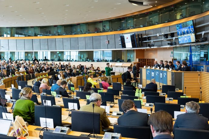 Archivo - El Parlamento Europeo celebrando una sesión sobre vivienda asequible.