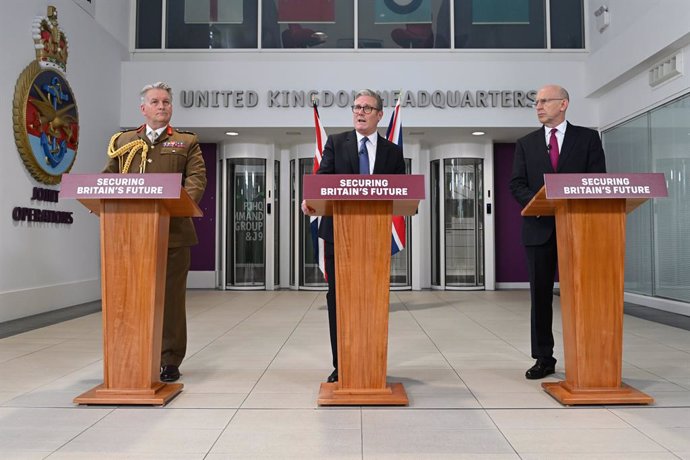 22 May 2025, United Kingdom, London: UK Prime Minister Sir Keir Starmer (C) alongside General Sir James Hockenhull (L) and Defence Secretary John Healey speaks to the media at Strategic Command Headquarters. A judge has cleared the way for the Government 