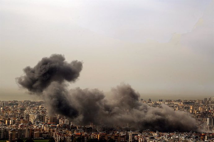 Archivo - March 28, 2025, Baabda, Baabda, Lebanon: Heavy smoke billows from an Israeli air raid on Beirut southern suburb. Israel carried out its first air strikes in southern Lebanon, a hotbed of pro-Iranian Hezbollah since 19 November after its defense 
