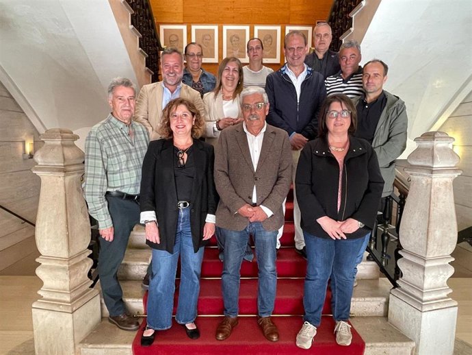 El portavoz del Grupo Municipal Socialista de Gijón, Luis Manuel Flórez 'Floro' (en el centro), junto al resto de concejales de su formación y la vicesecretaria general del PSOE gijonés, Begoña Fernández, en el Ayuntamiento gijonés.