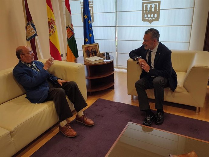 El alcalde de Logroño ha mantenido un encuentro con Julián Gil, el autor del Monumento al Noveno Centenario del Fuero de Logroño