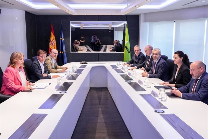 Encuentro del alcalde de Madrid, José Luis Martínez-Almeida, con el presidente de Aena, Maurici Lucena.