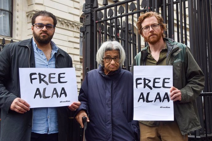 21 May 2025, United Kingdom, London: Laila Soueif, mother of British-Egyptian political prisoner Alaa Abd el-Fattah, stands with campaigners from PEN International outside Downing Street in London, as she continues her hunger strike to protest her son's c