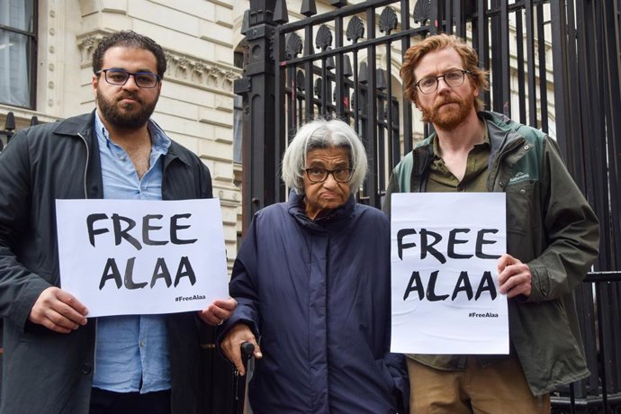 21 de maio de 2025, Reino Unido, Londres: Laila Soueif, mãe do prisioneiro político britânico-egípcio Alaa Abd el-Fattah, ao lado de ativistas da PEN International do lado de fora da Downing Street, em Londres, enquanto continua sua greve de fome para pro