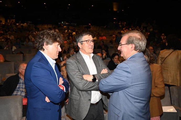 El secretario de Estado de Memoria Democrática, Fernando Martínez, el portavoz del PSOE en el Congreso, Patxi López, y el secretario general del PSE-EE , Eneko Andueza, en un acto en Bilbao