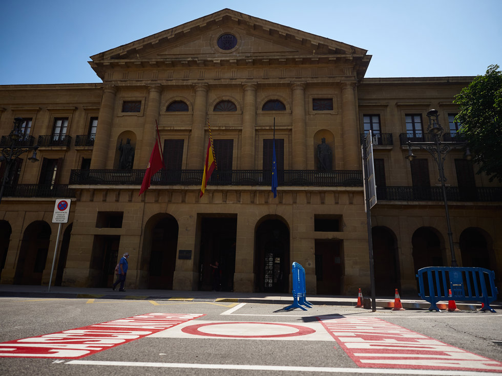 Bandera de España a media asta en el Palacio de Navarra. Todas las banderas de los edificios públicos y de los buques de la armada ondearán a media asta en recuerdo a las víctimas del coronavirus.