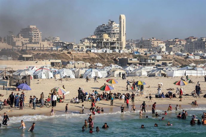 Personas desplazadas por los ataques israelíes en la Franja de Gaza