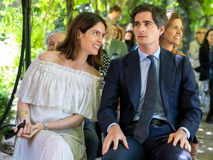 Sofía Palazuelo y Fernando Fitz-James Stuart y Solís durante la presentación del catálogo de 'Flamboyant. Joana Vasconcelos en el Palacio de Liria', a 22 de mayo de 2025, en Madrid (España).