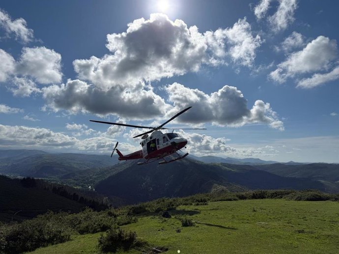 El helicóptero evacúa a un parapentista accidentado en Mazcuerras