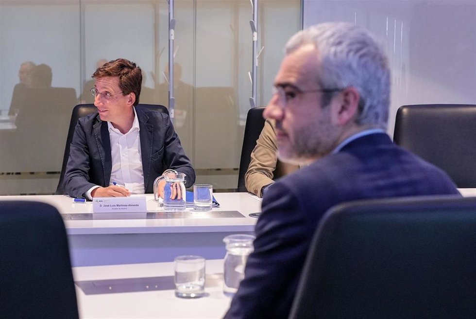 Encuentro del alcalde de Madrid, José Luis Martínez-Almeida, con el presidente de Aena, Maurici Lucena.