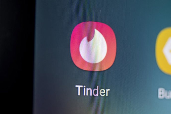 Archivo - Arquivo - FILED - 28 de abril de 2021, Berlim: O logotipo do aplicativo de namoro móvel Tinder pode ser visto na tela de um smartphone. O Tinder adicionará verificações de antecedentes e ferramentas aprimoradas para denunciar abusos. Foto: Fabia