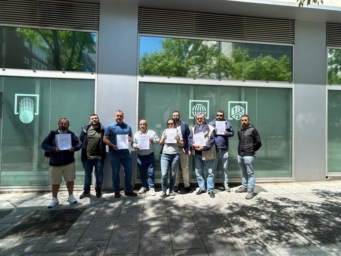 Administradores de loterías de la Asociación para la Defensa Digital de la Lotería (Dedit) entregan firmas para reclamar la regulación de la venta online y evitar que el Gobierno imponga un canal único al sector