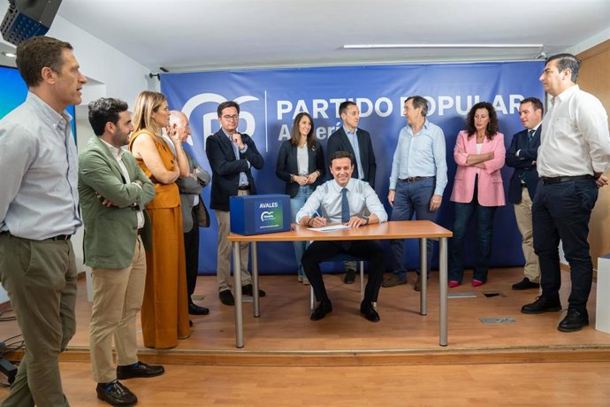 El presidente del Partido Popular (PP) de Almería, Javier A. García, firma el aval para la precandidatura de Alberto Núñez Feijóo como presidente del PP de España.