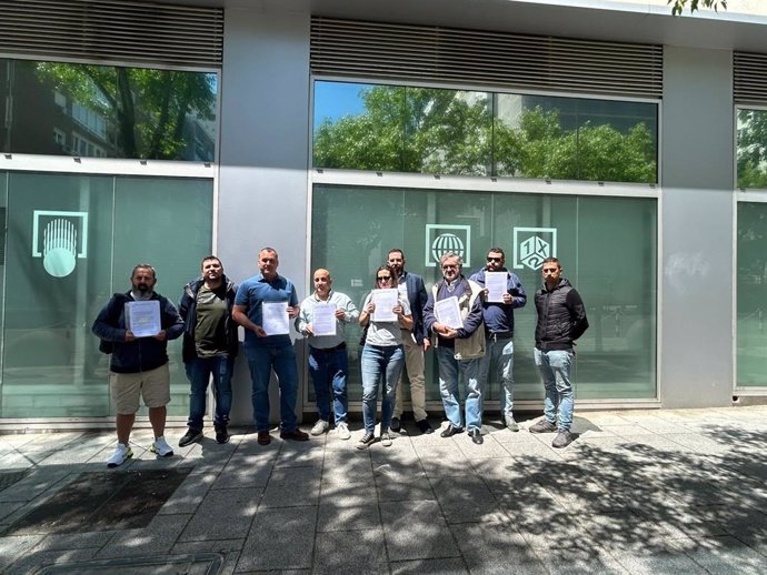Administradors de loteries de l'Associació per a la Defensa Digital de la Loteria (Dedit) lliuren signatures per reclamar la regulació de la venda online i evitar que el Govern imposi un canal únic al sector