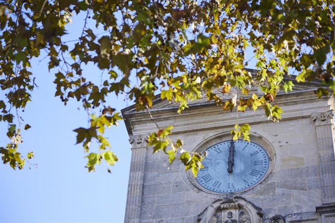 Archivo - El reloj del Ayuntamiento de Sevilla. Imagen de archivo. 