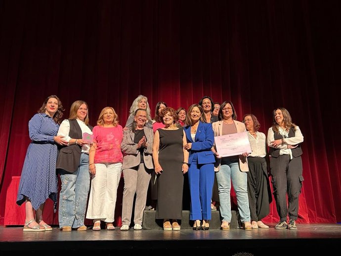 La historiadora Socorro Robles y la Asociación de Mujeres Politólogas, ganadoras de los 'XI Premios 'Mariana Pineda'.