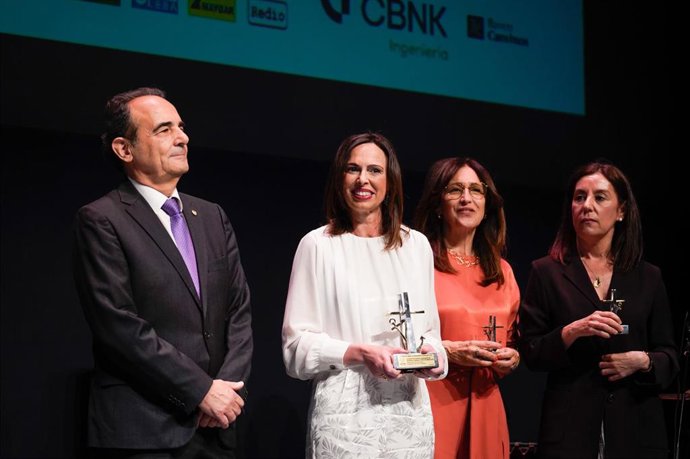La consejera de Fomento, Articulación del Territorio y Vivienda, Rocío Díaz, recoge el premio a La Mejor Obra Pública Andaluza 2025 del Colegio de Ingenieros, Caminos, Canales y Puertos de Andalucía concedido a la Junta de Andalucía.