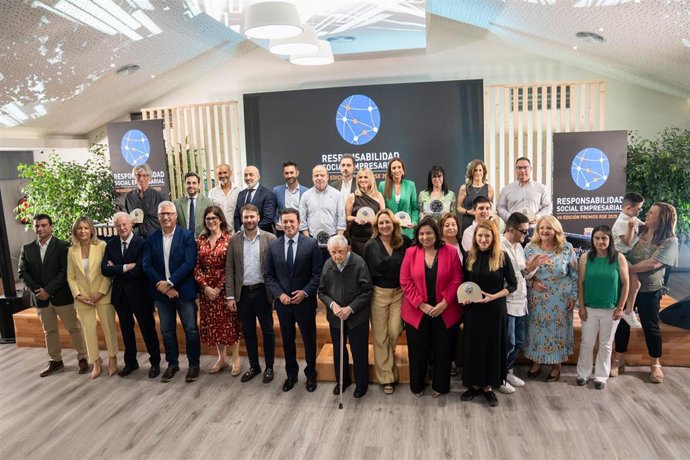 Foto familiar de los VII Premios a la Responsabilidad Social Empresarial.