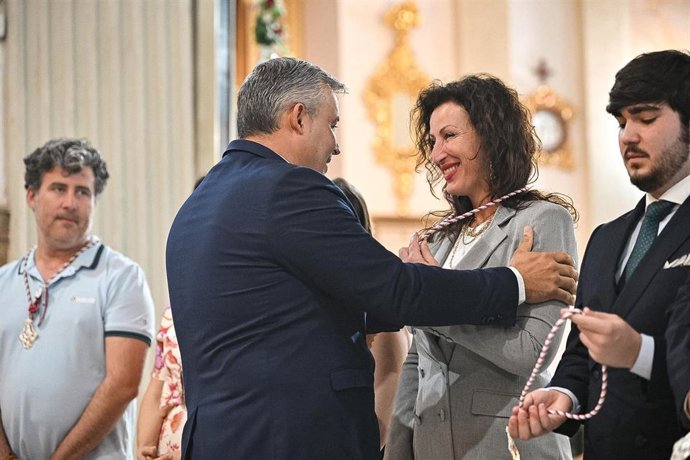 La alcaldesa de Almería, María del Mar Vázquez, recibe la medalla de Hermandad del Rocío de Almería.