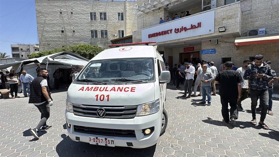 Imagen de archivo de una ambulancia frente a un hospital en Gaza