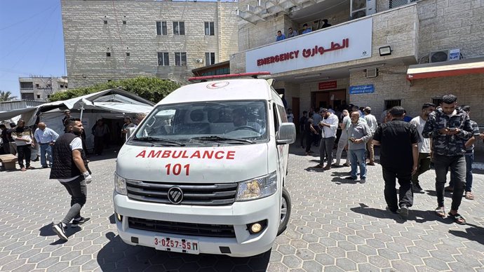 May 21, 2025, Dair El-Balah, Gaza Strip, Palestinian Territory: Plestinians transport the wounded and those who lost their lives incloud childern to Al-Aqsa Martyrs hospital after an Israeli bombing to Deir el-Balah, central Gaza strip, on May 21, 2025