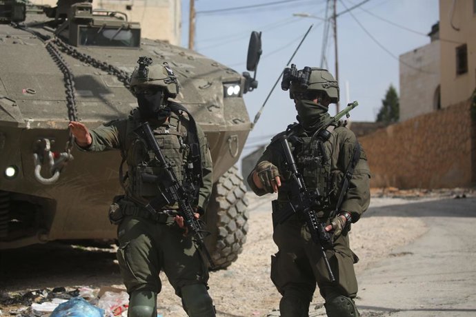 Archivo - Arquivo - 4 de março de 2025, Jenin, Cisjordânia, Território Palestino: Veículos blindados do exército israelense estão estacionados em uma rua lateral durante uma incursão no bairro oriental de Jenin, em meio a uma ofensiva de semanas na Cisjor