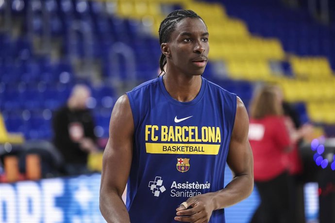 Archivo - Dame Sarr, en un calentamiento con el Barça.
