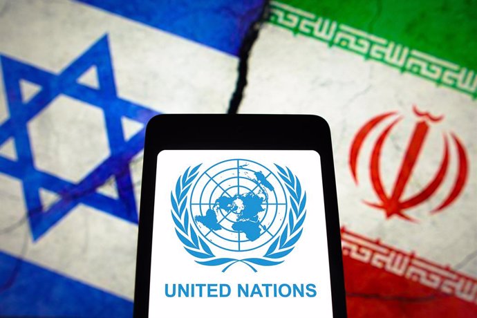 Archivo - April 14, 2024, Brazil: In this photo illustration, the United Nations (UN) logo is displayed on a smartphone screen and flags of Israel and Iran in the background.
