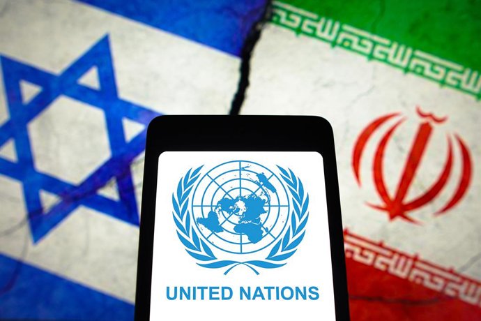 Archivo - Arquivo - 14 de abril de 2024, Brasil: Nesta ilustração fotográfica, o logotipo da Organização das Nações Unidas (ONU) é exibido na tela de um smartphone e as bandeiras de Israel e do Irã ao fundo.