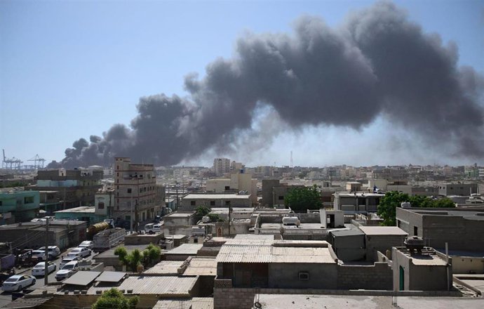 Columnas de humo tras un ataque con drones en el este de Sudán