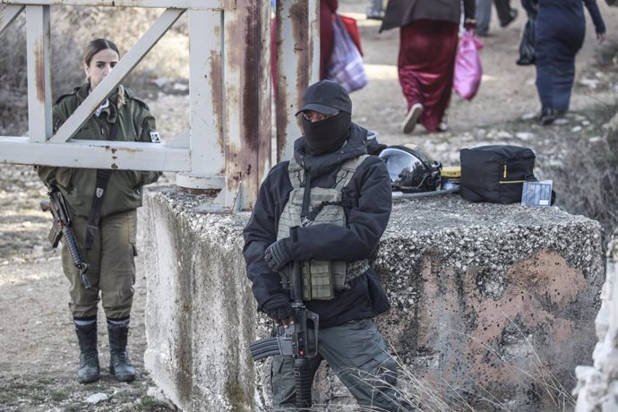Archivo - November 27, 2024, Nablus, West Bank, Palestine: Israeli soldiers guard the gate as Palestinian farmers wait for the Israeli occupation army to open the gate of the Israeli settlement of Elon Moreh to access their olive fields to pick olives dur